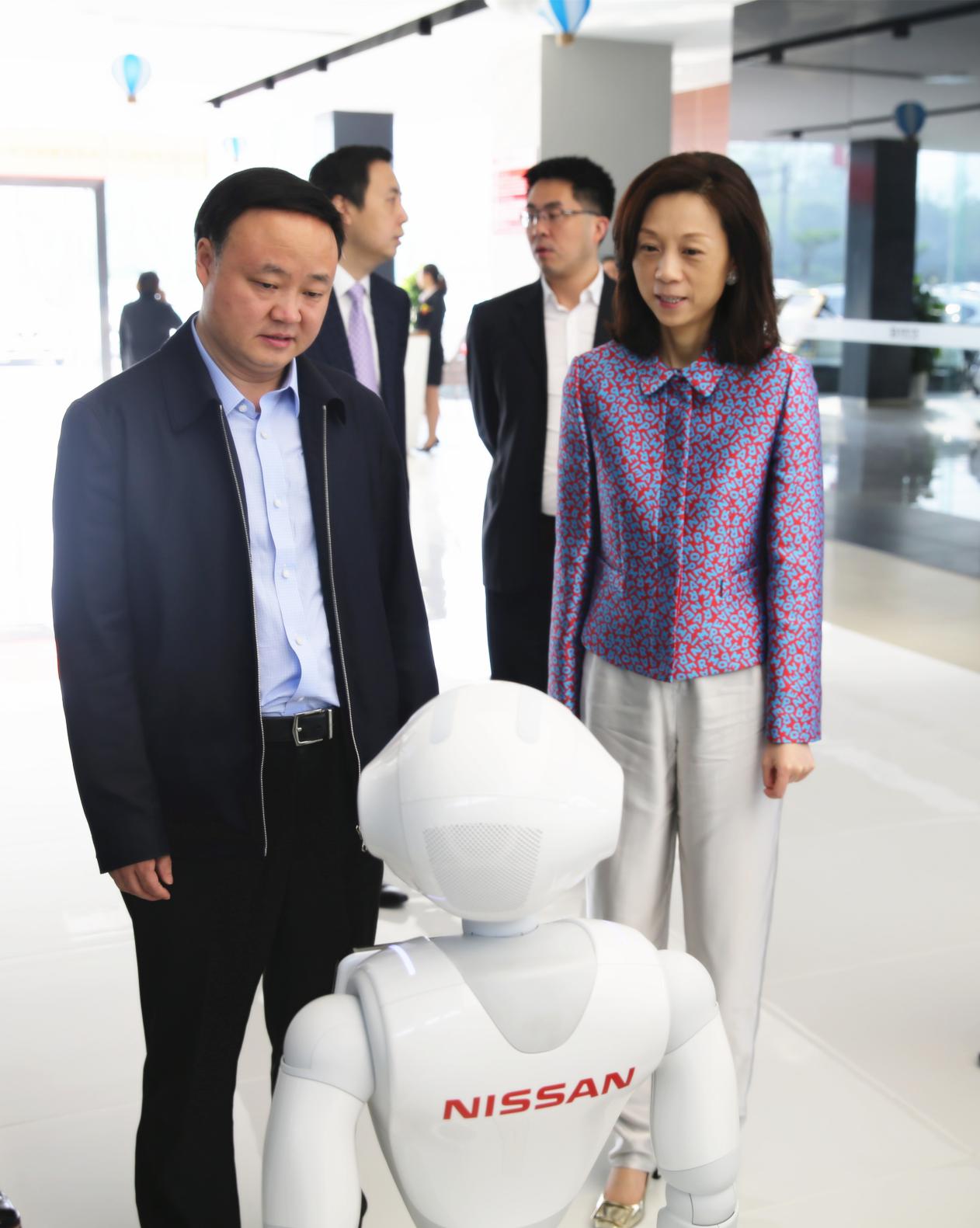 新都区委许书记与智能机器人“小尼”亲切互动